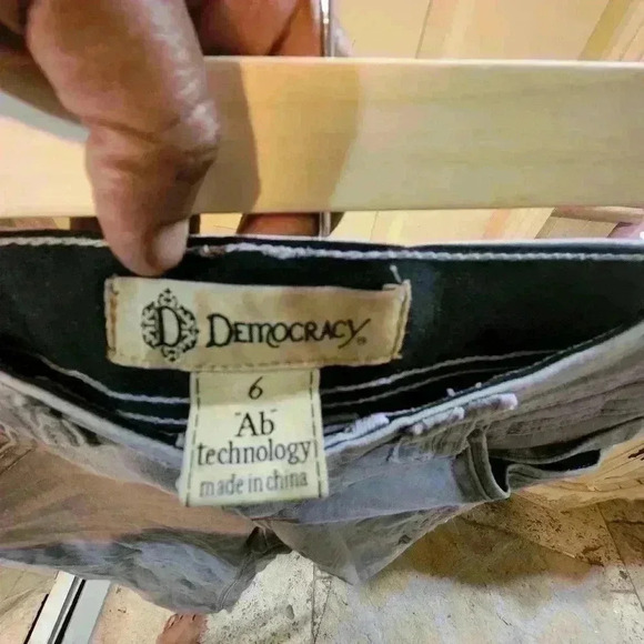 15Raw hem democracy light grey wash floral embroidered cropped jeans size size 6 - Picture 8 of 8